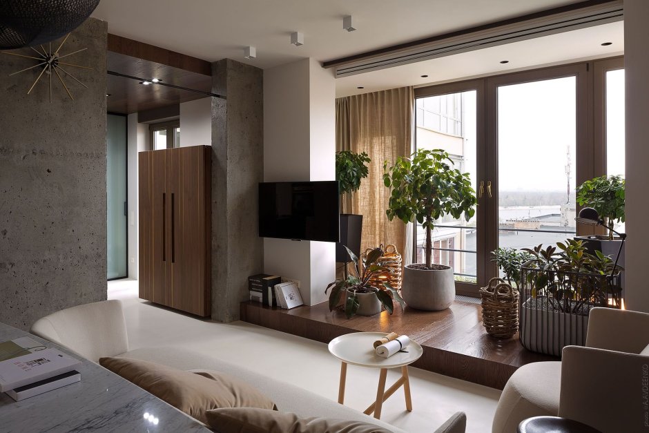 Интерьер гостиной с окном и балконом