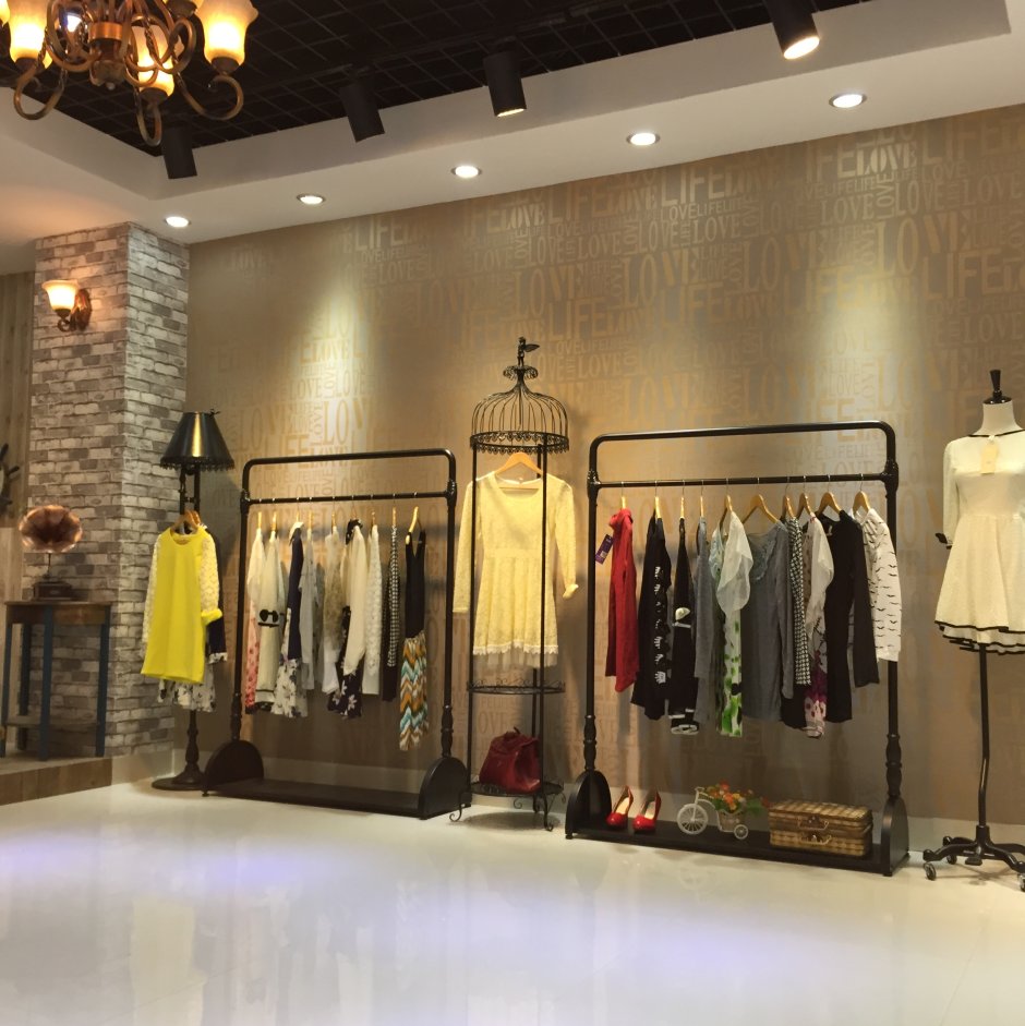 Модный интерьер магазина одежды