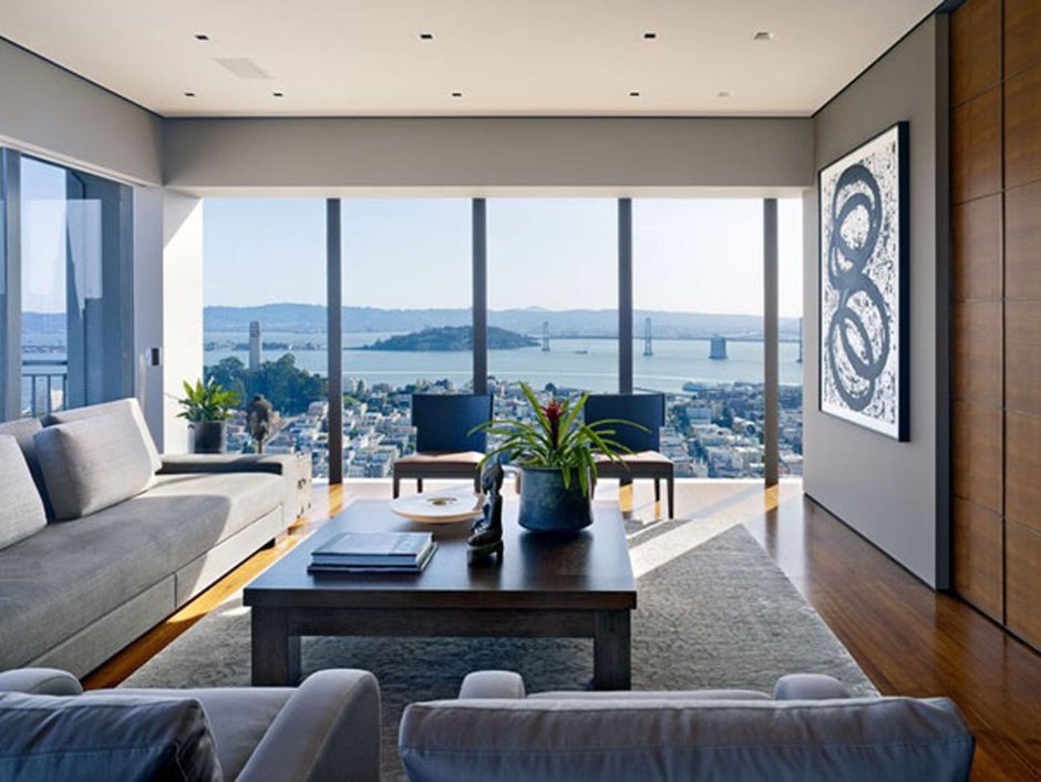 Интерьер гостиной с панорамными окнами в доме