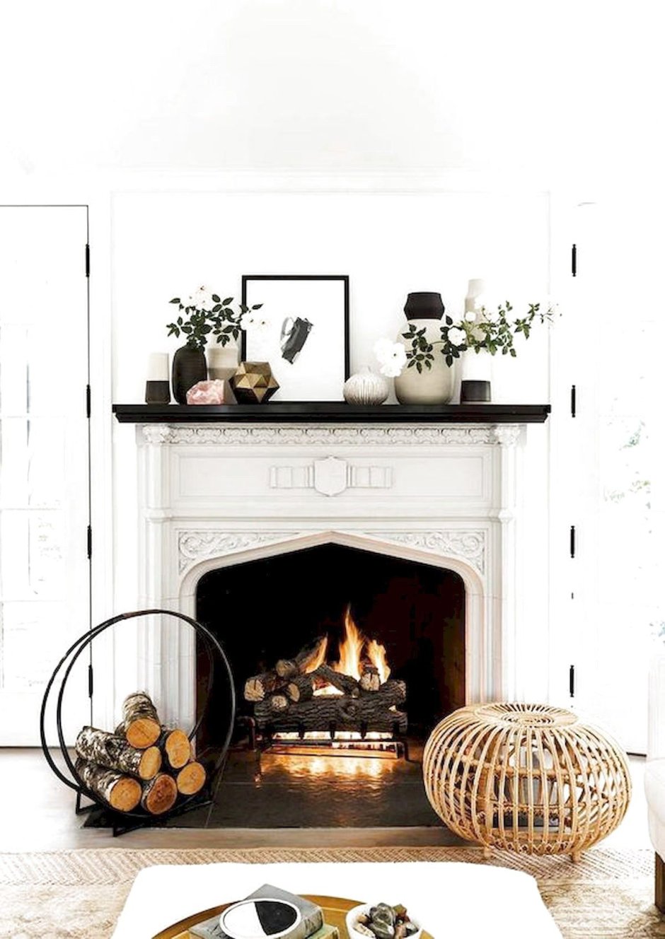 Гостиная с декоративным камином