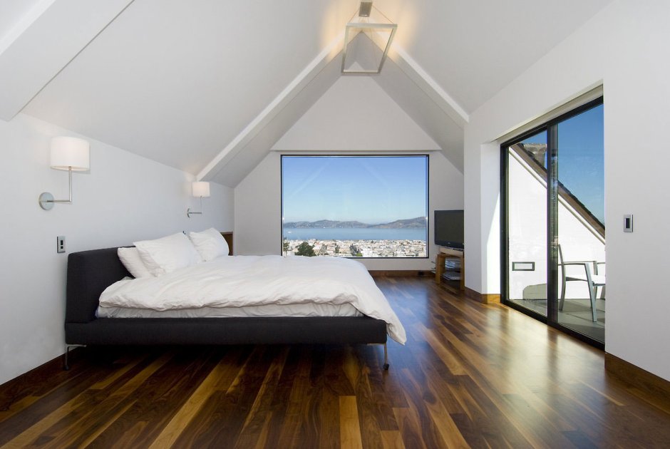 Спальня в коттедже с панорамным окном