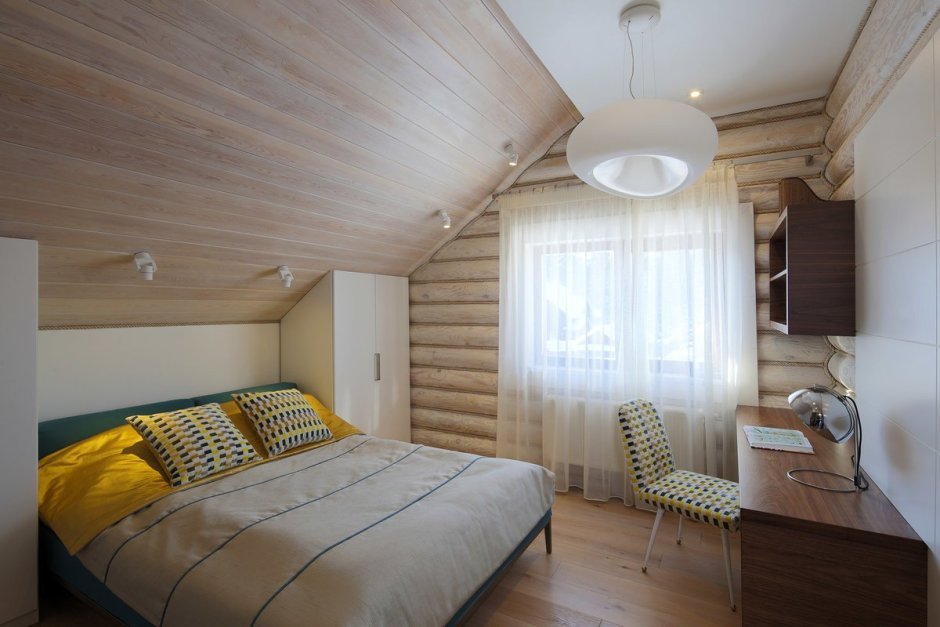 Спальня с мансардным деревянным потолком