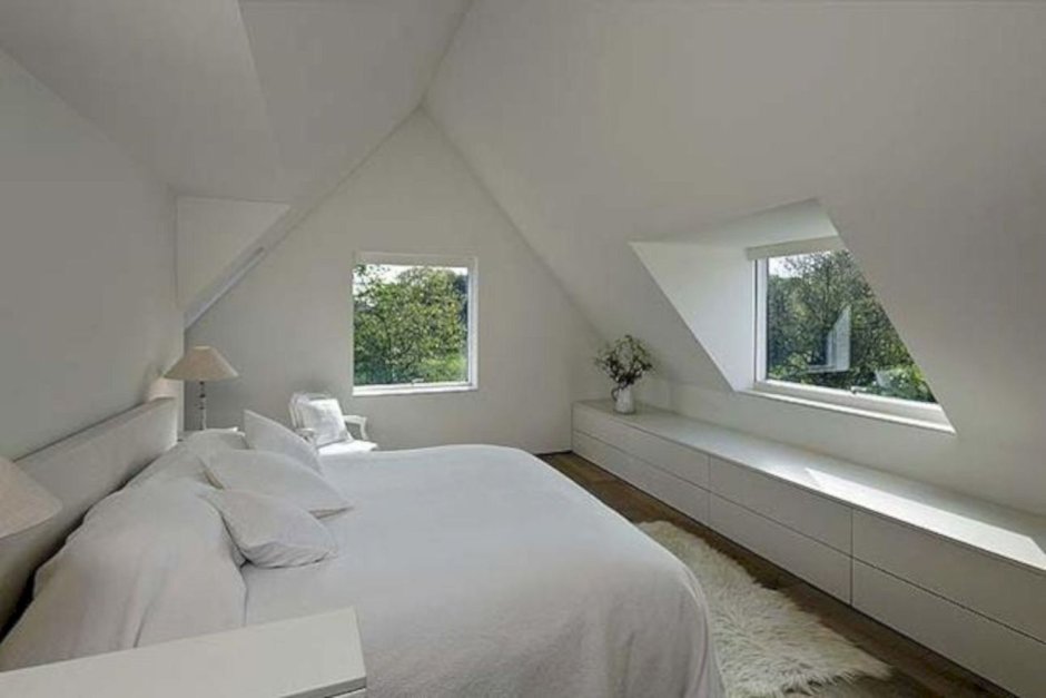 Спальня в треугольной мансарде