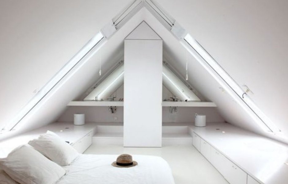 Спальня в доме с мансардной крышей