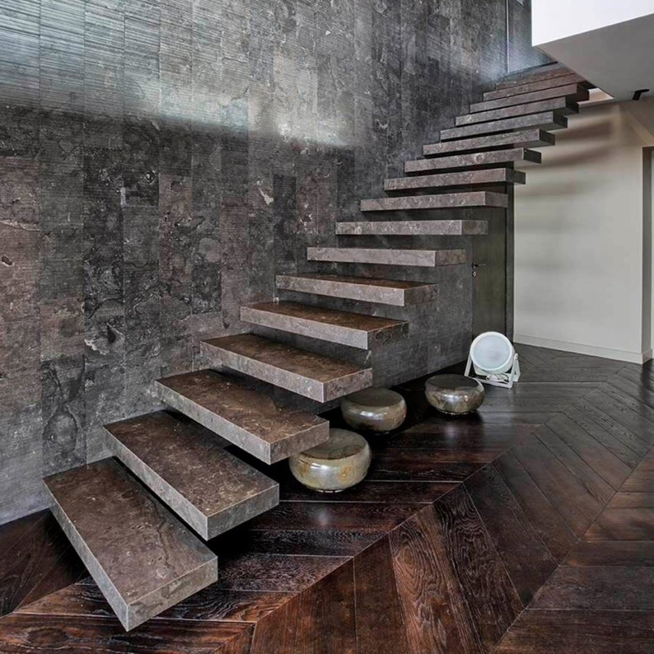Каменная лестница в доме