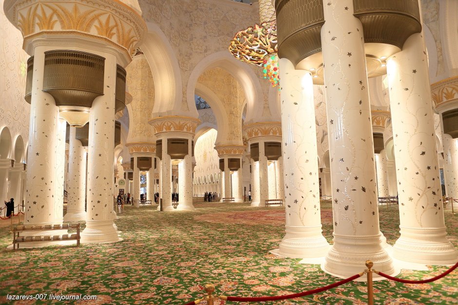 Мечеть Зайда в Абу Даби ночью