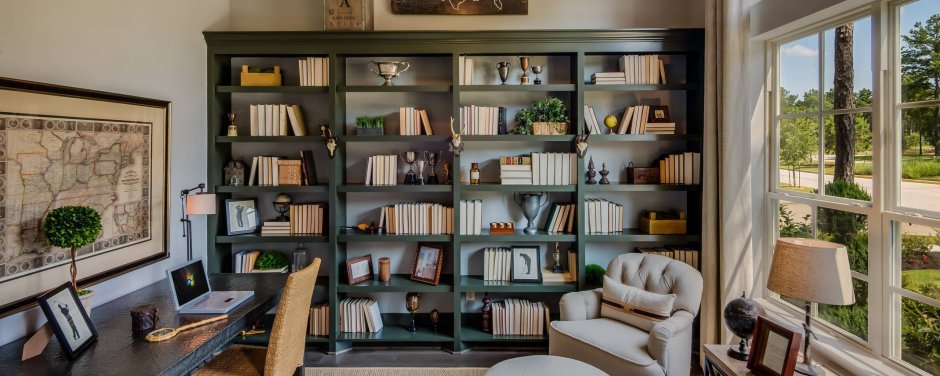 Комната с книжным шкафом