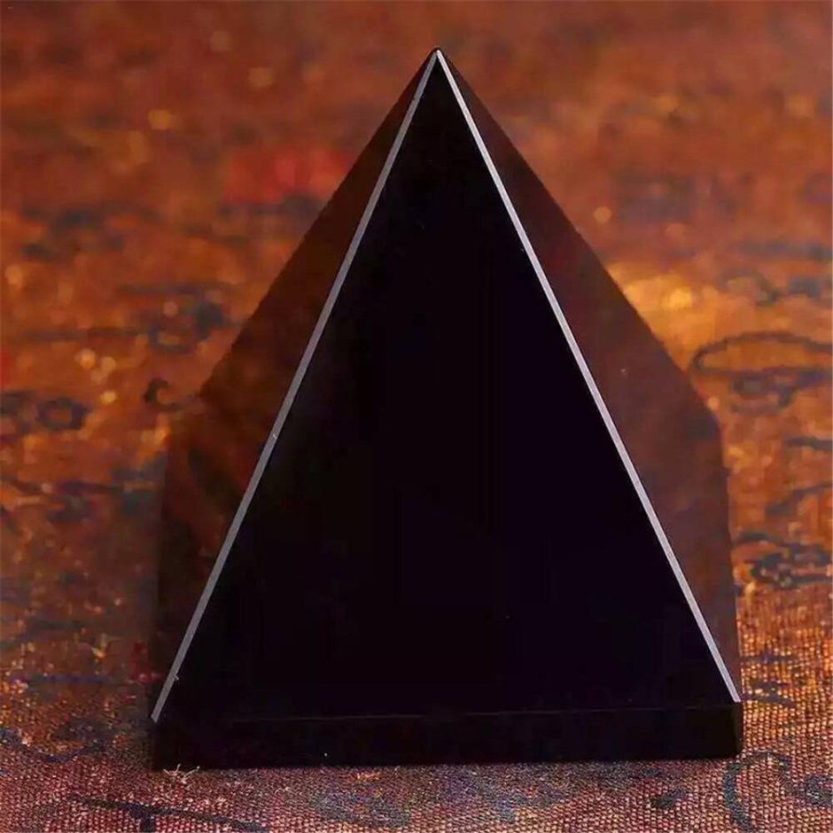 Черный обсидиан пирамида