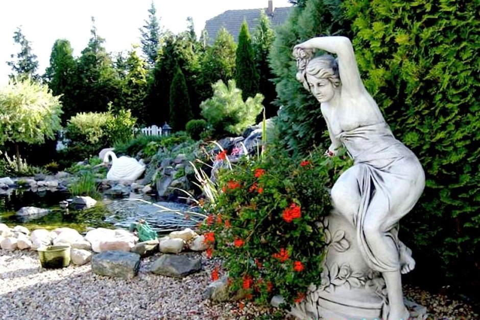Садовые скульптуры в саду