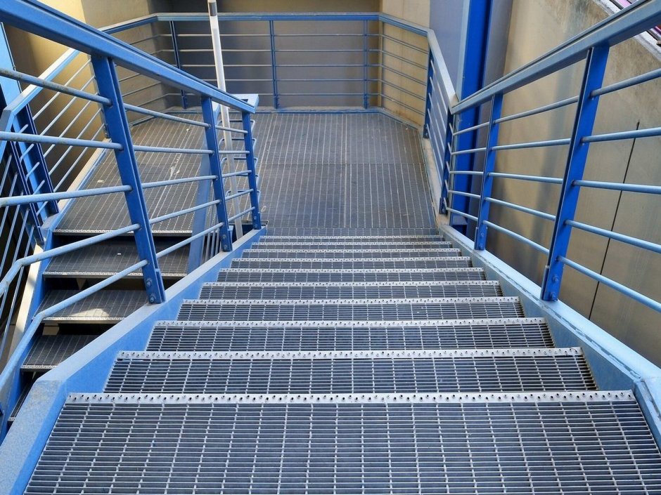 Наружная металлическая лестница