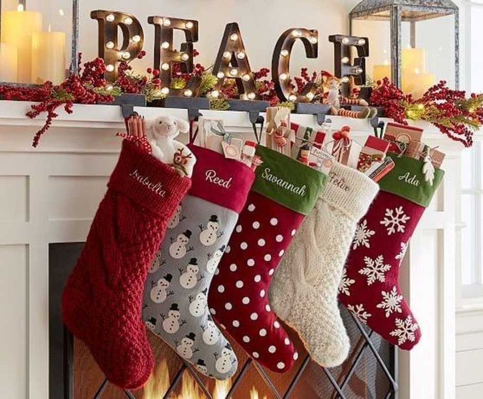Рождественские носки у камина