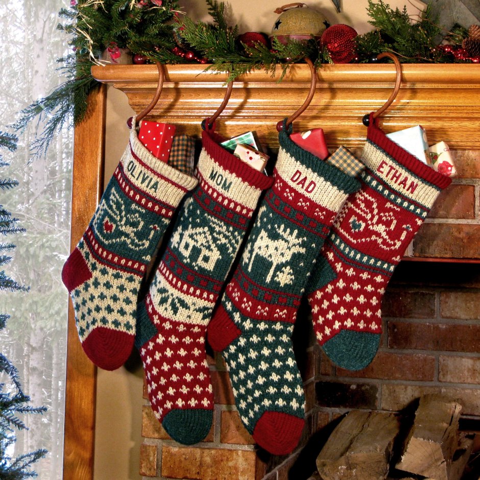 Новогодние носки для подарков на камине