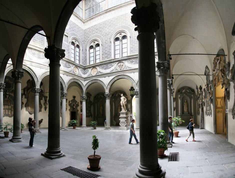 Двор палаццо Медичи