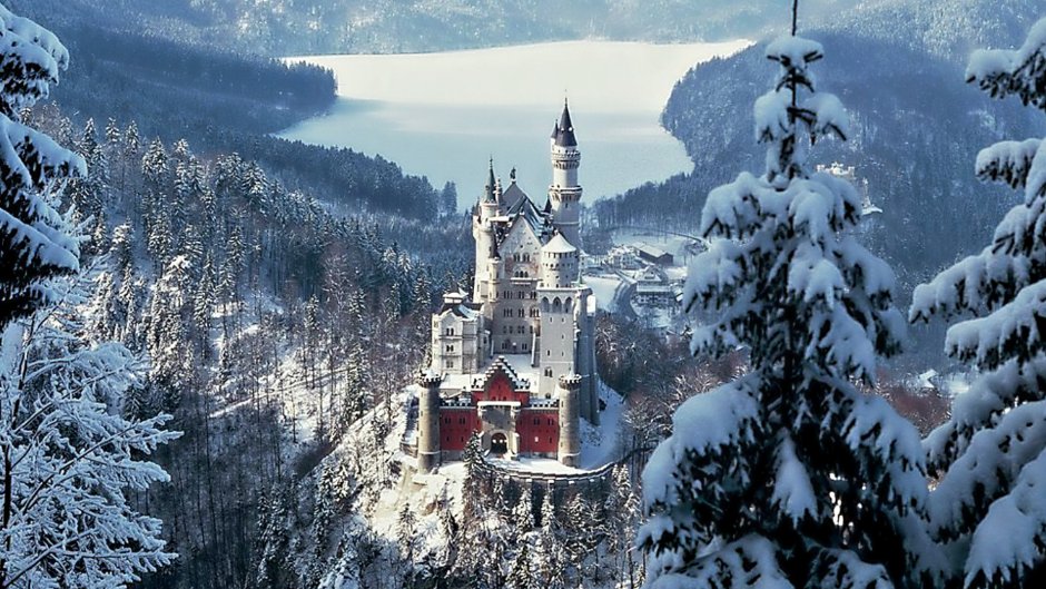Замок в лесу зимой