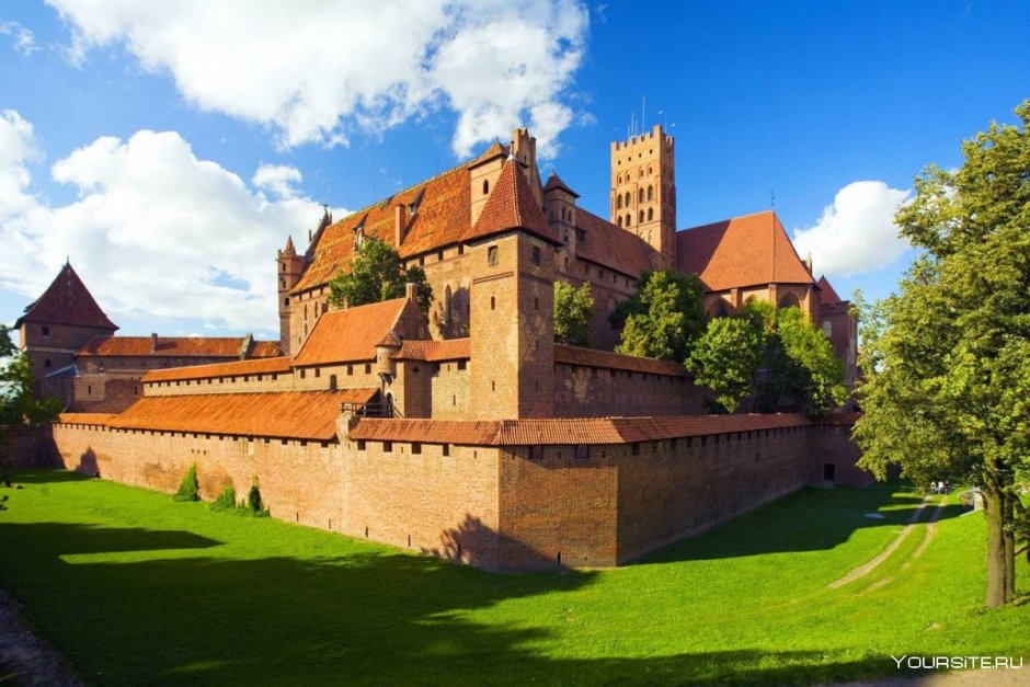 Польский замок Мальборк панорама