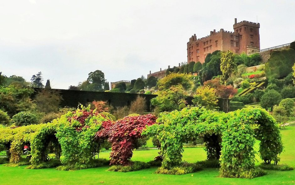 Ботанический сад в Уэльсе с замком