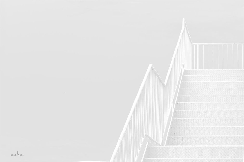 Белая лестница на прозрачном фоне