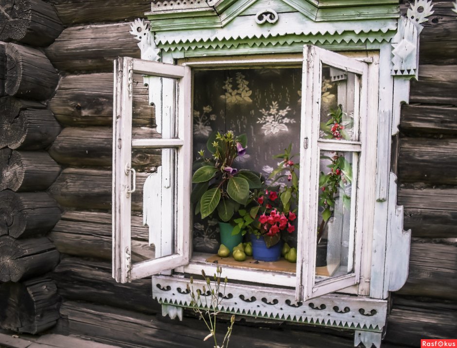 Окно в деревенском доме