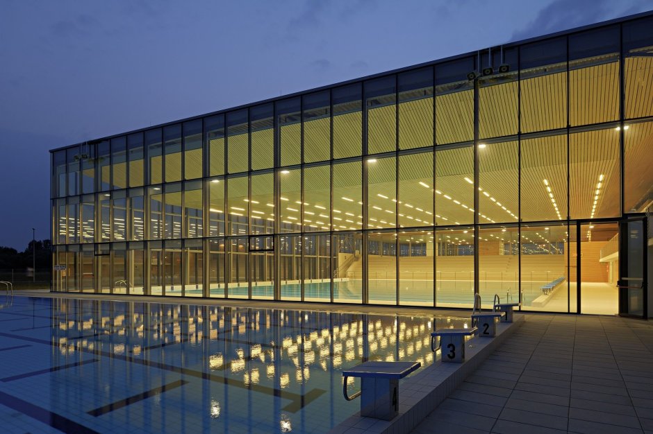 Спортивный центр с бассейном в Германии архитектура