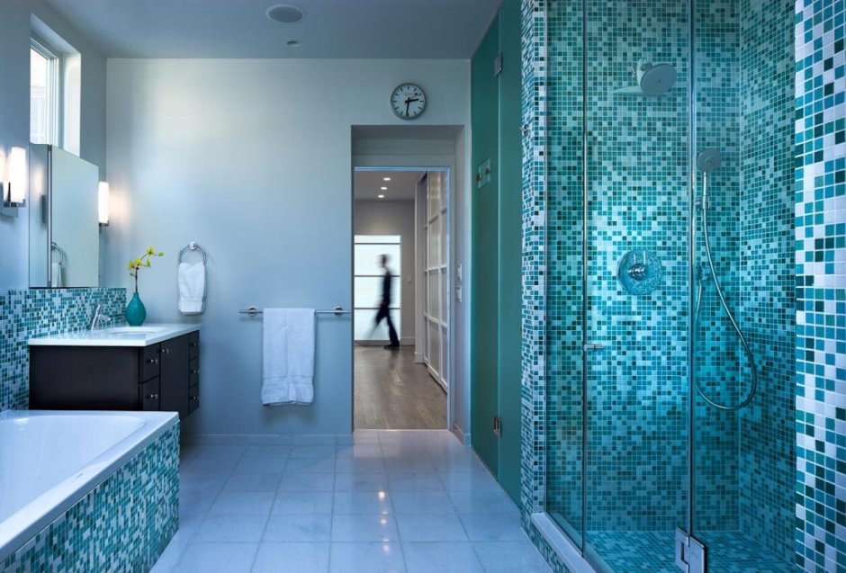 Синяя мозаика в ванной