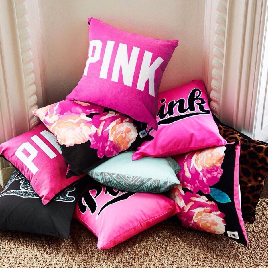 Розовые подушки на кровати