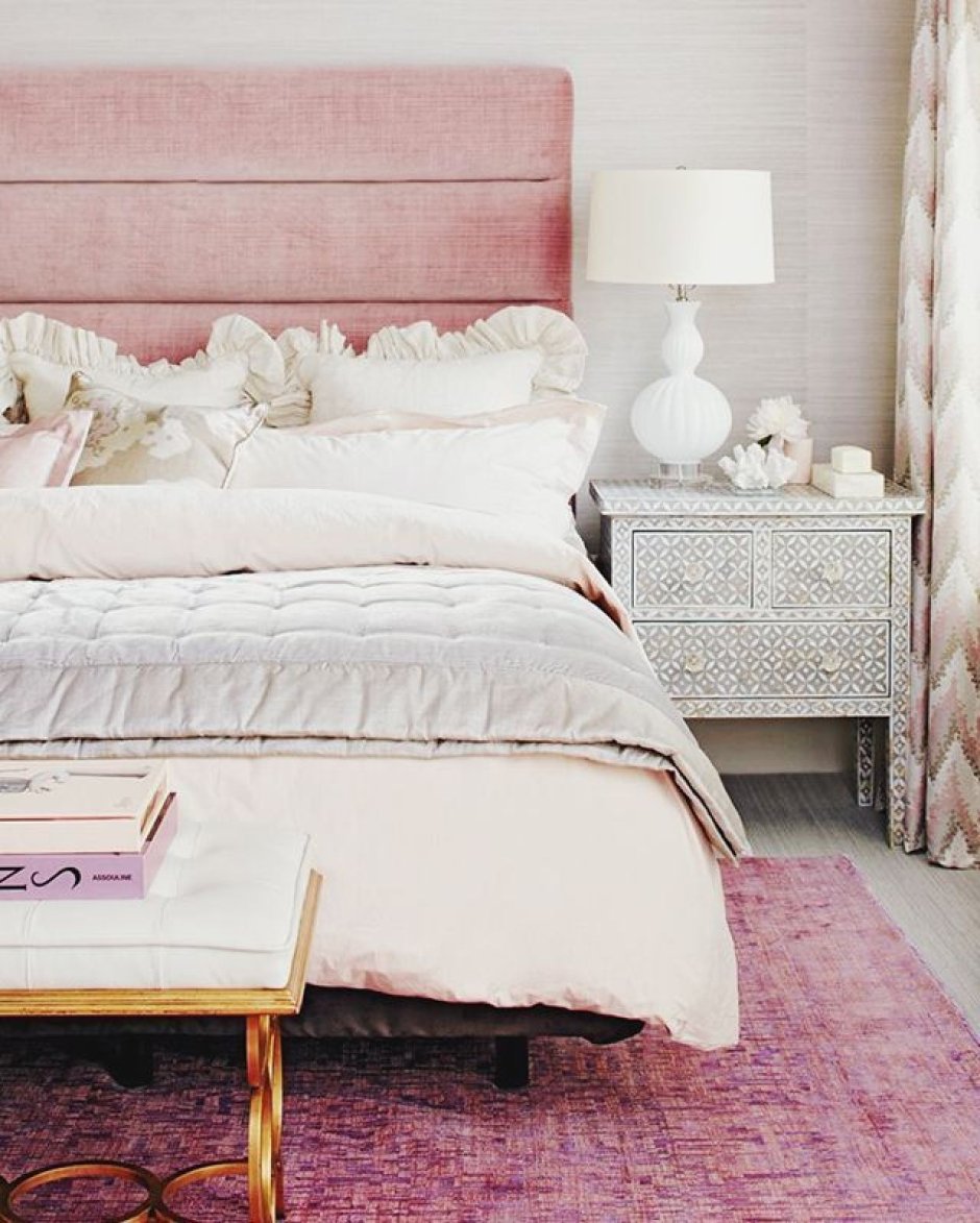 Пыльно розовая кровать в интерьере