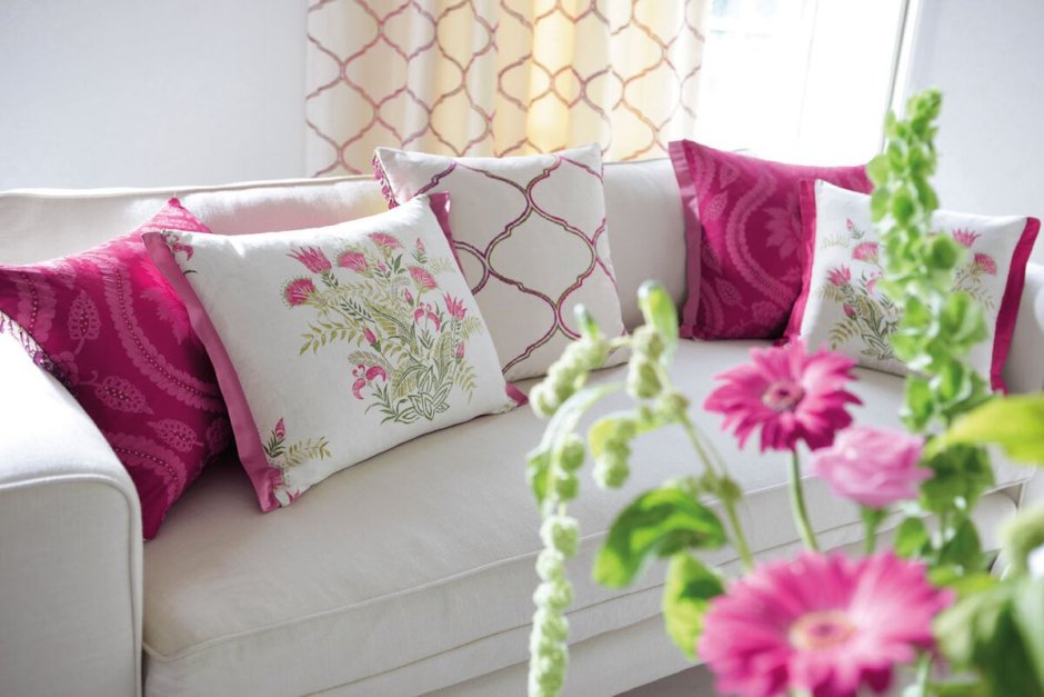 Розовые шторы желтый диван