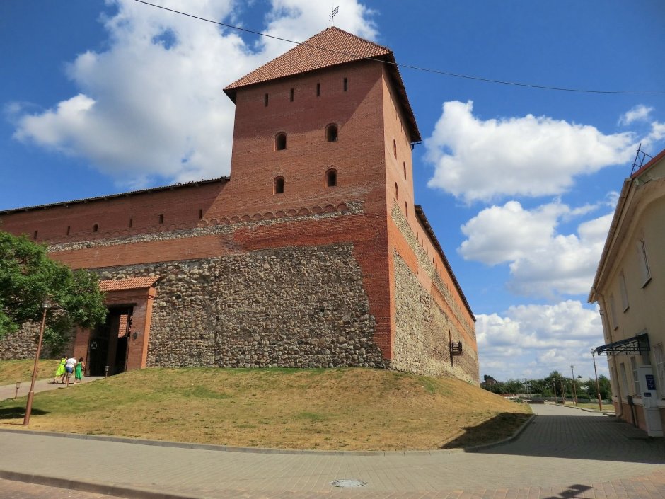 Лидский замок Беларусь внутри