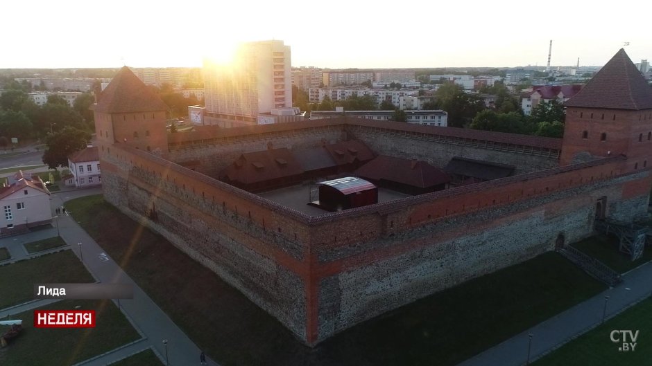 Древний замок в городе Лида фото