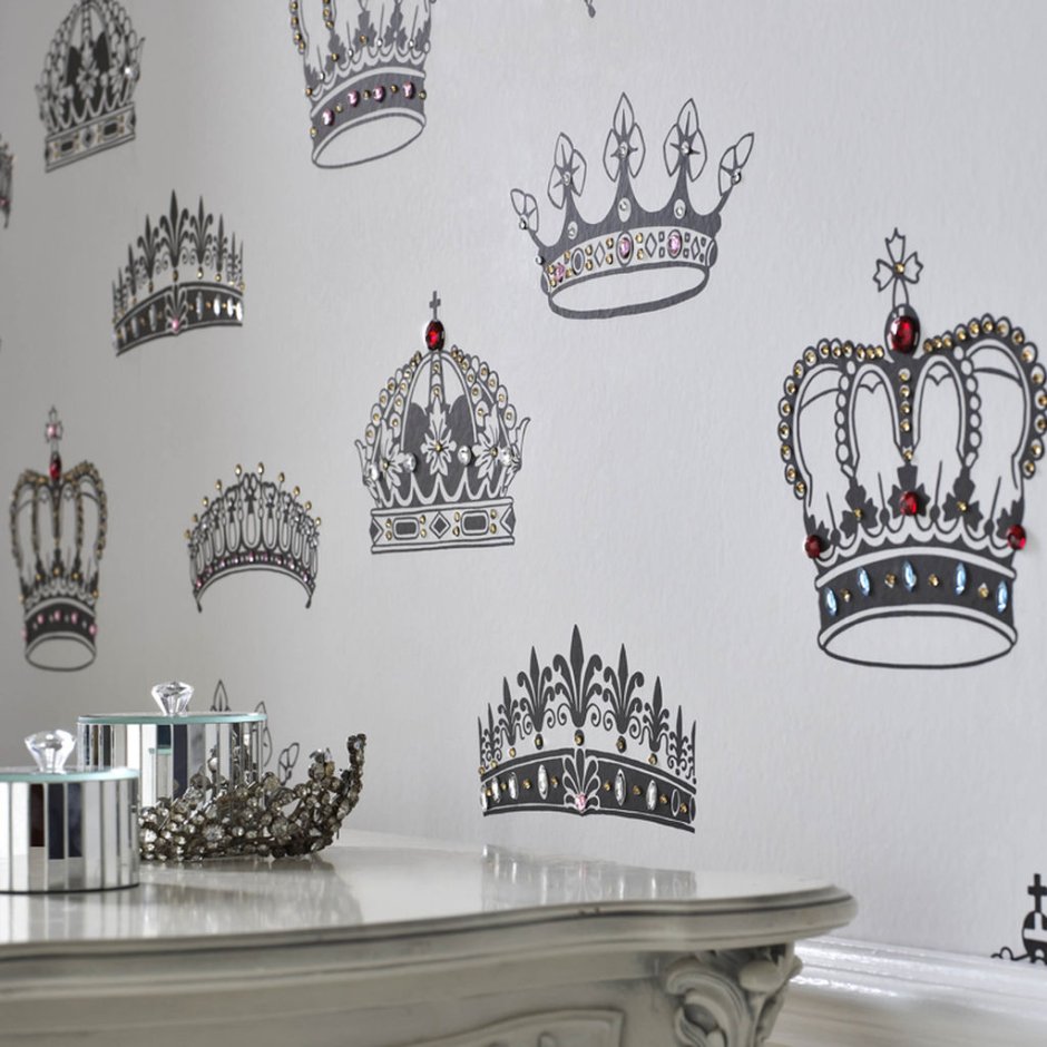 Декор на стене в виде короны