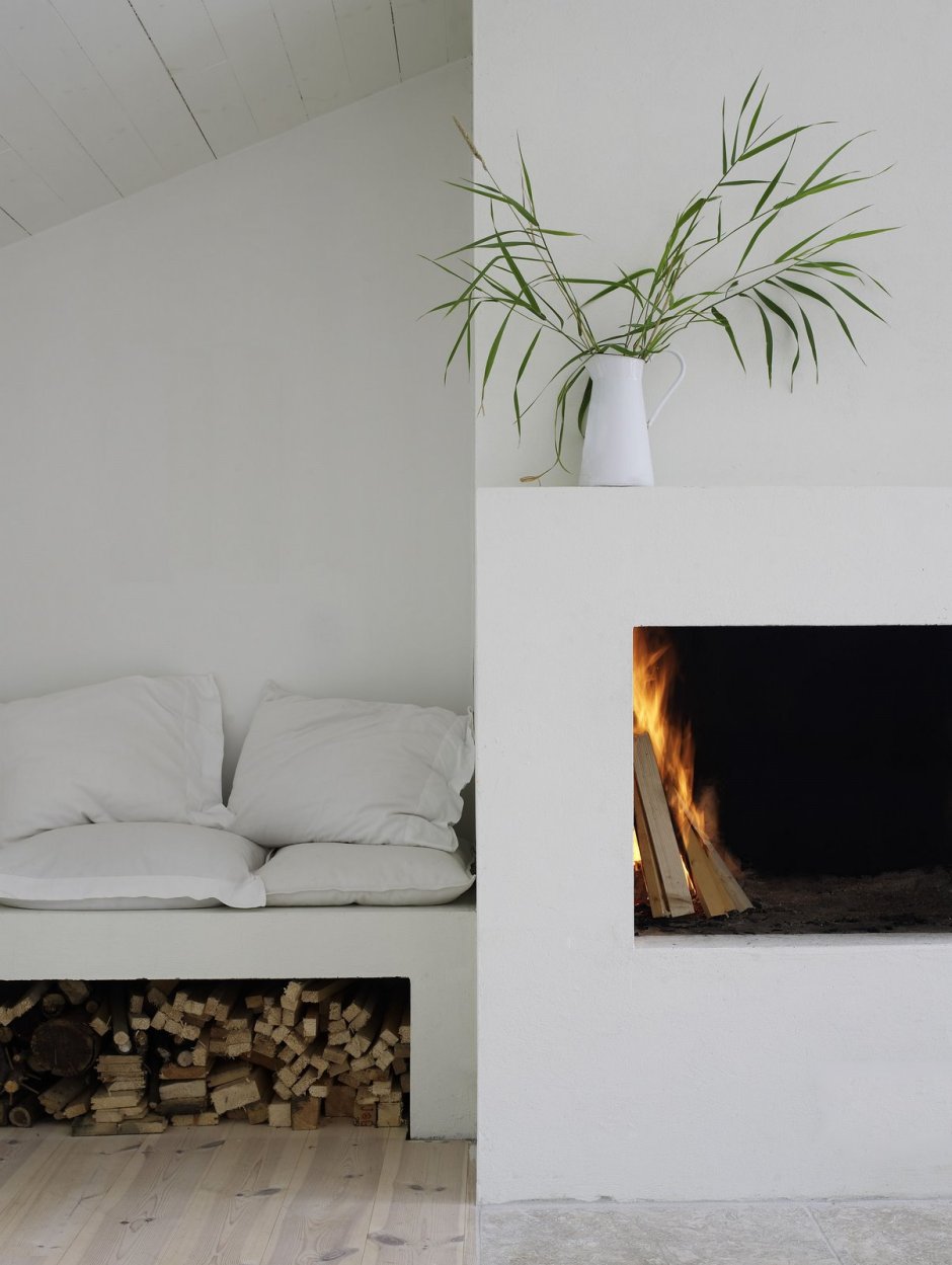 Оформление опуска от камина белыми рейками