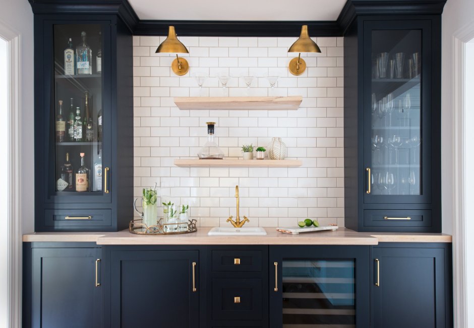 Темно синяя кухня без верхних шкафов