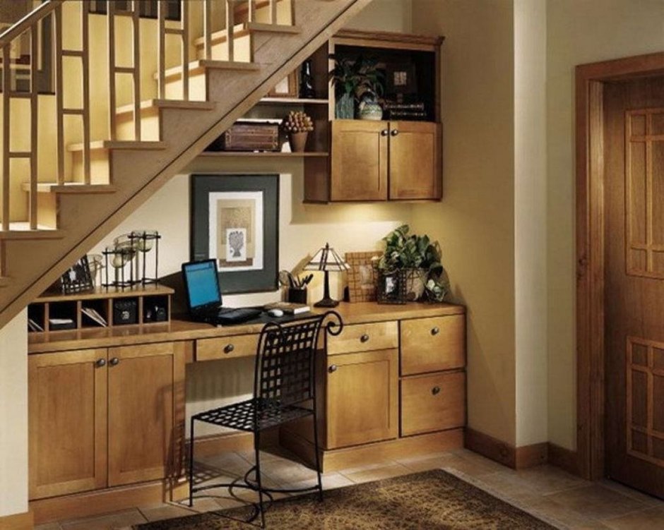 Кухонные шкафы под лестницей