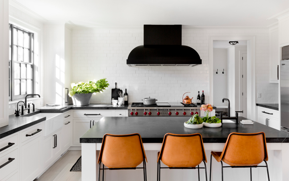 Белая кухня вытяжка черного цвета в интерьере