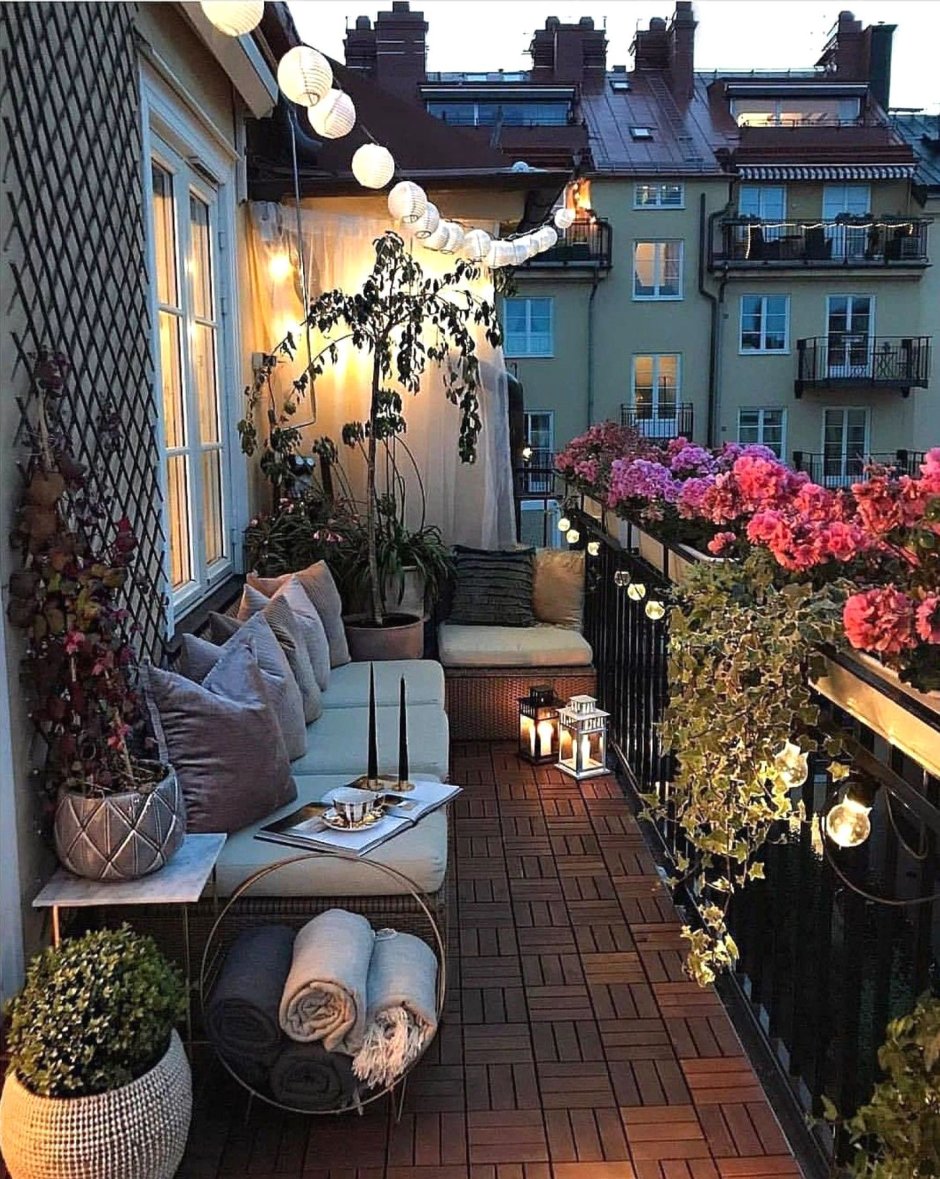 Красивый застекленный балкон