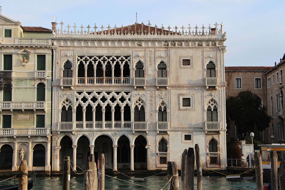 Дворец дожей в Венеции начат постройкой в период Проторенессанса