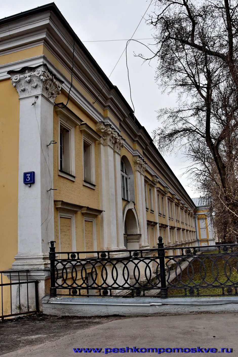 Дворец на Красноказарменной улице в Москве