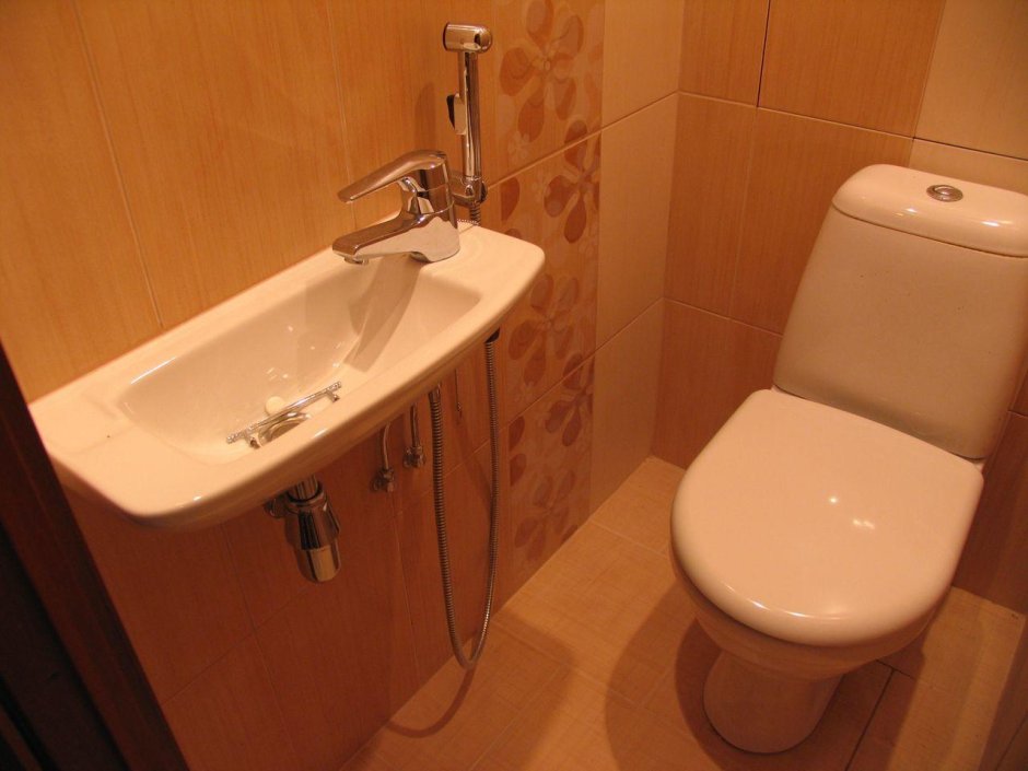 Маленькая раковина для туалета с гигиеническим душем