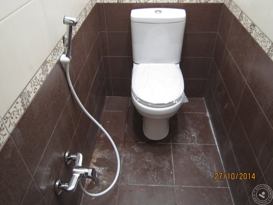 Гигиенический душ для унитаза в маленьком туалете
