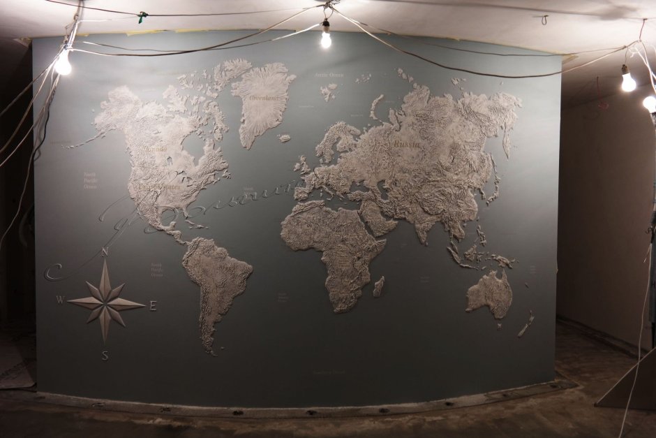 Карта мира на стене лепнина