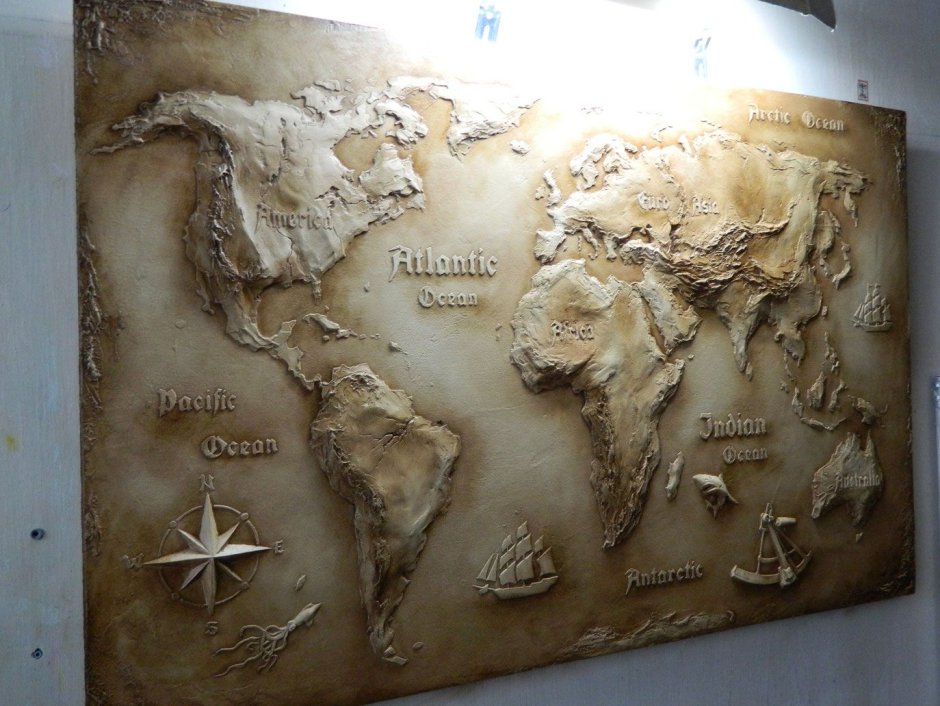 Рельефная карта на стене