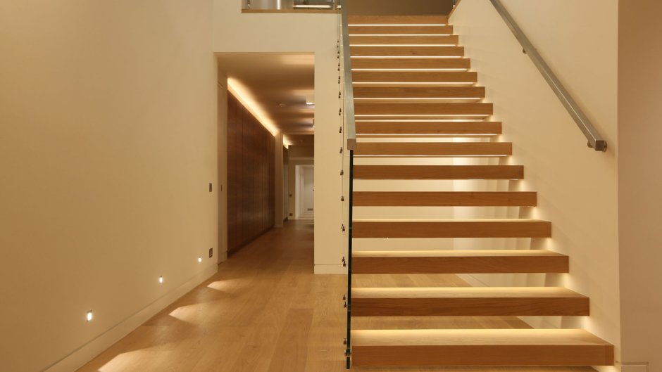 Вертикальная подсветка на лестнице