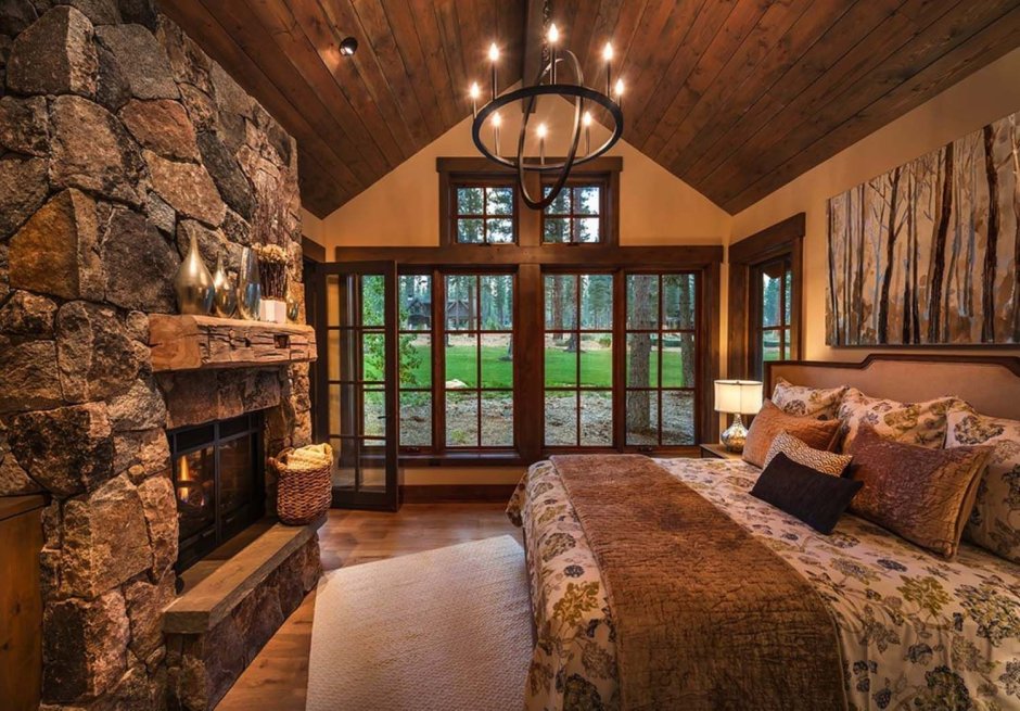 Деревянная спальня с камином
