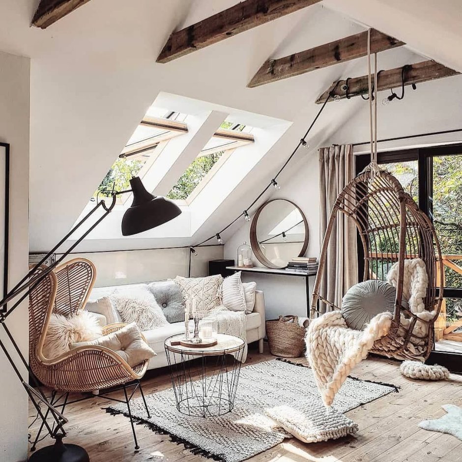 Интерьер мансарды с односкатной крышей