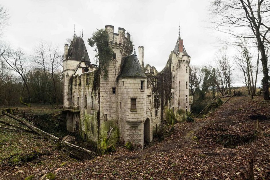 Заброшенный замок Шато-Вердюр, Франция.