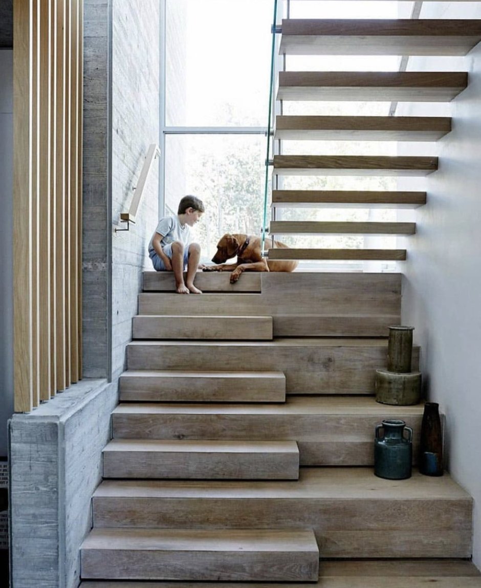 Современная лестница из бетона и дерева