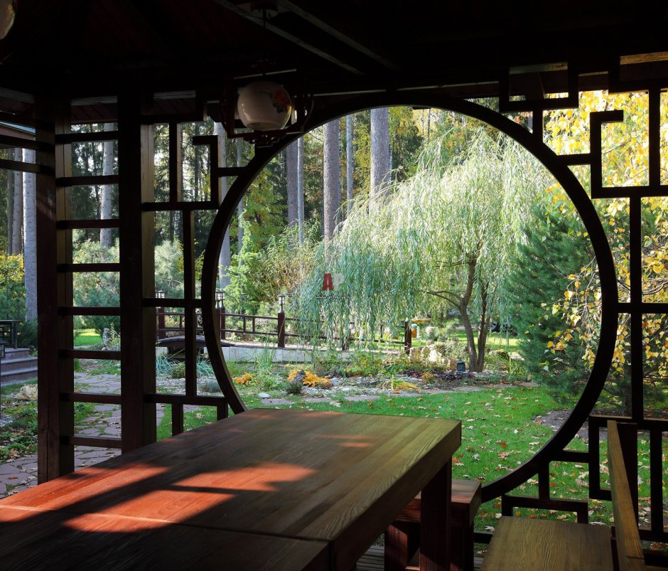 Вид с террасы в сад Япония пергола чайный домик
