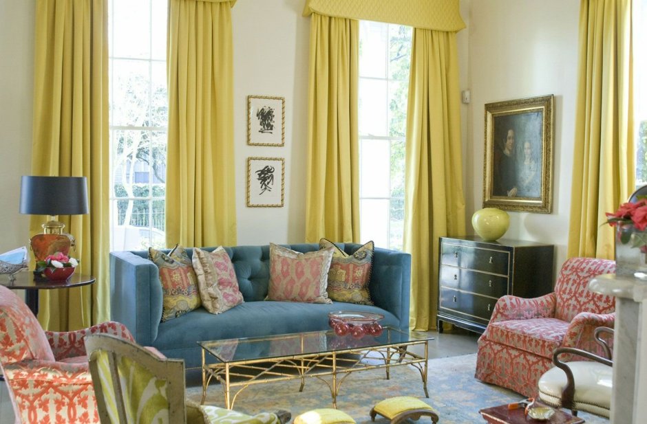 Желтый диван и бирюзовые шторы