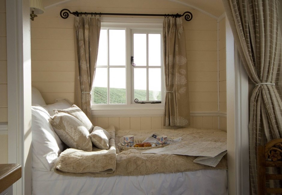 Интерьер кровать у окна