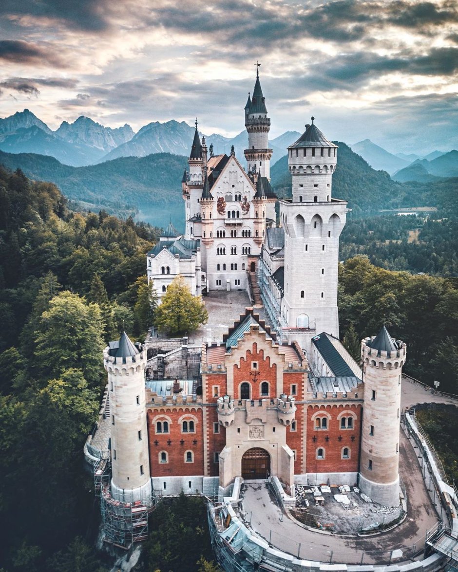 Замок в Баварии Нойшванштайн